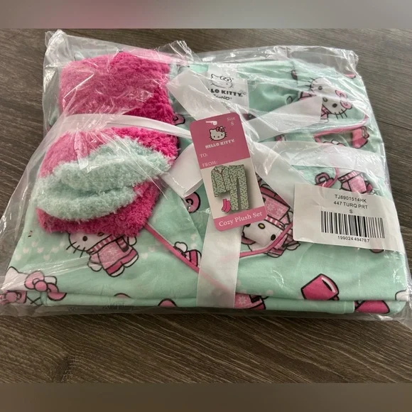 HELLO KITTY Cozy Plush Set. Size Small. NEW - Picture 3 of 4